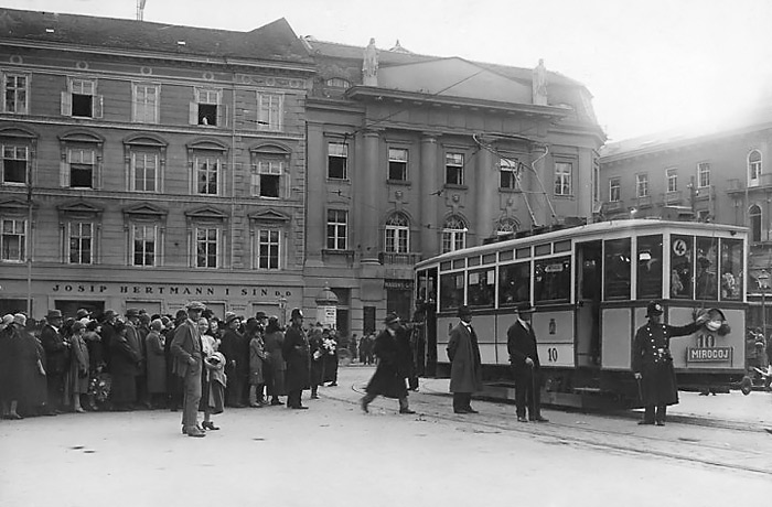 Trg bana Jelačića 1930. godine. Stajalište tramvaja za Mirogoj (prometovao od 1911. do 1931. pruga Kaptol - Nova ves - Gupčeva zvijezda – Mirogoj)